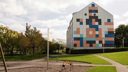 Legeplads og endegavl med farvede firkanter i Ladegårdsparken i Holbæk