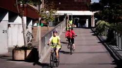 Ældre kvinder der cykler i boligområdet Farum Midtpunkt i Farum.